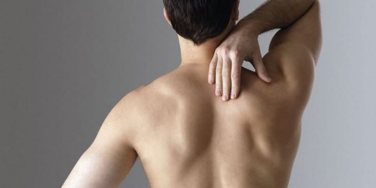 Боль под левой лопаткой сзади со спины: симптомы и методы лечения